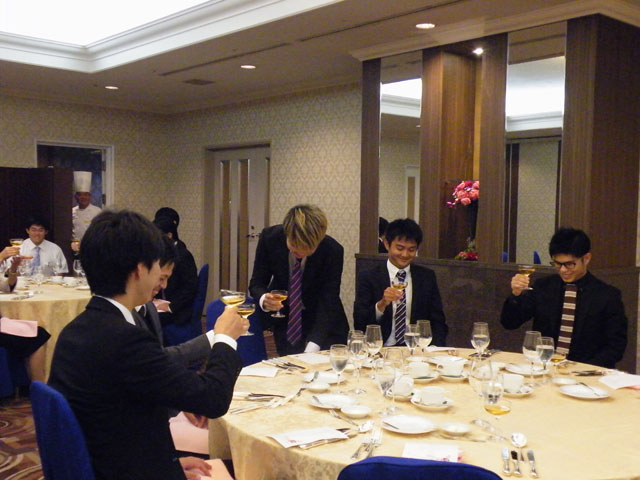 照れた乾杯